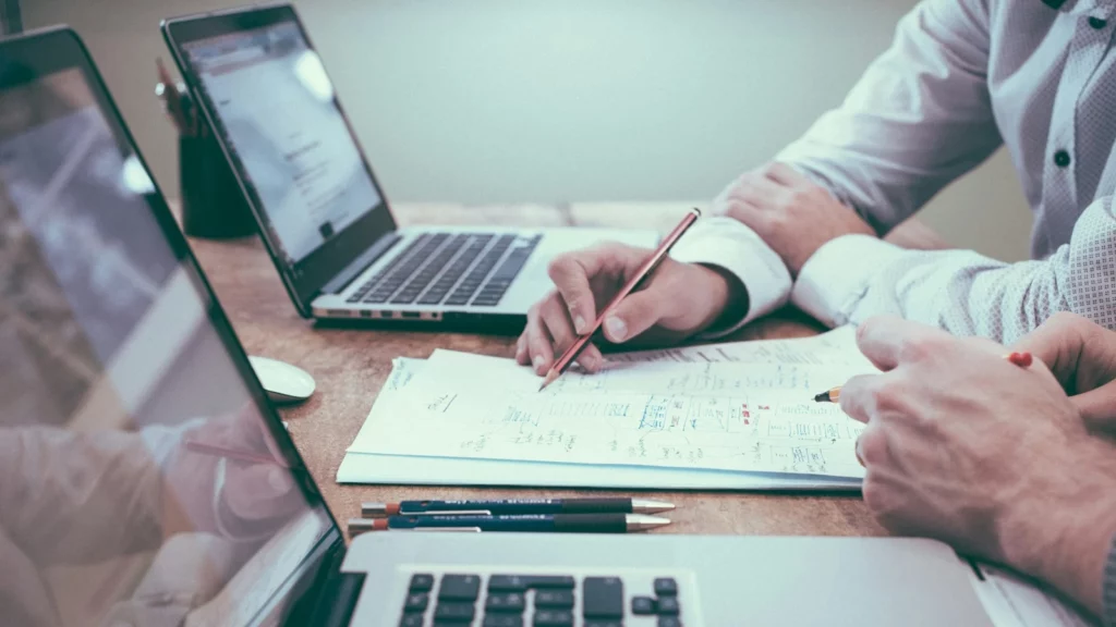 Comment structurer un cahier des charges efficace pour une application mobile ou web